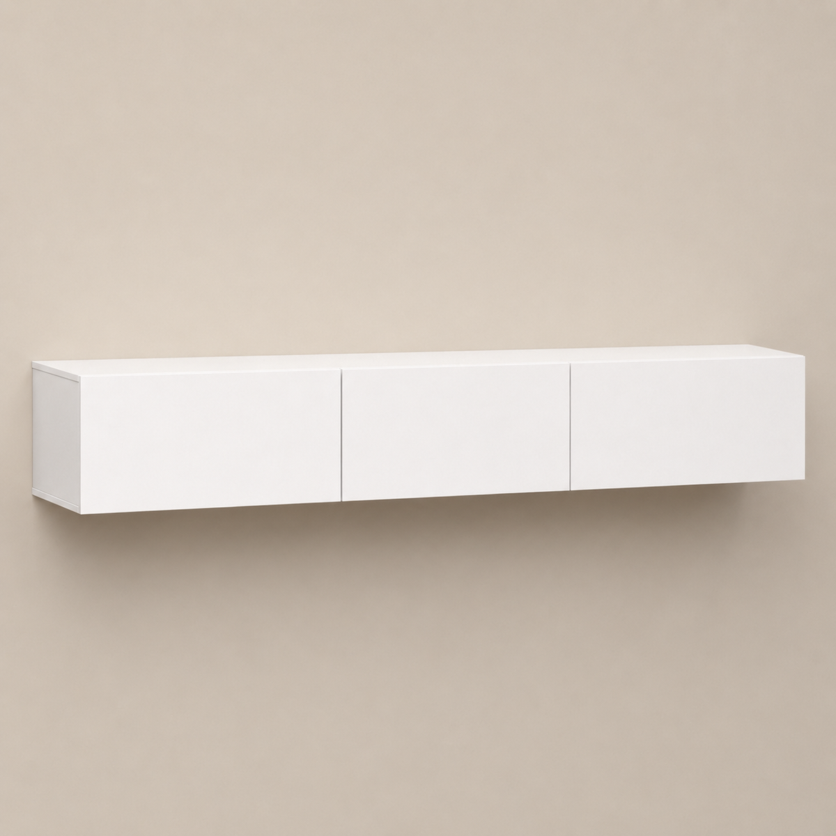 Meuble TV suspendu blanc au design épuré avec trois compartiments fermés, idéal pour créer un salon moderne, minimaliste et élégant.