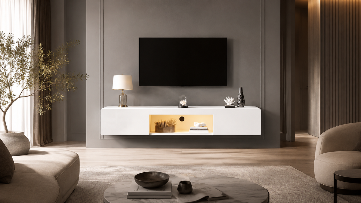 Meuble TV suspendu blanc avec niche centrale éclairée et rangements fermés, idéal pour créer un salon moderne, épuré et chaleureux.