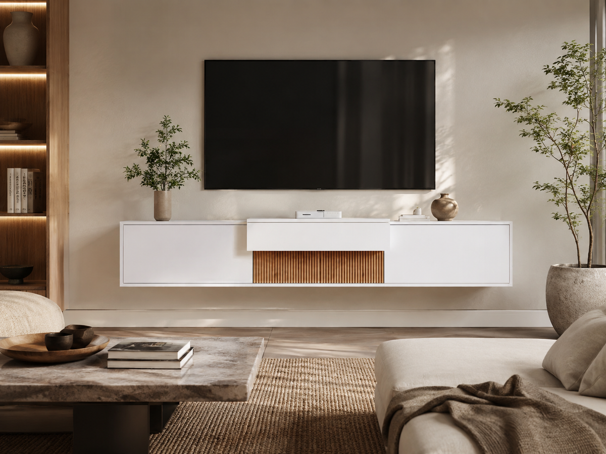 Meuble TV suspendu blanc avec détail central en bois cannelé, intégré dans un salon lumineux pour un rendu moderne, chaleureux et épuré.