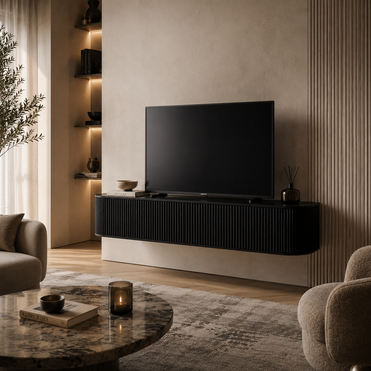 Meuble TV suspendu noir à façade cannelée, installé sous une télévision dans un salon aux tons chauds