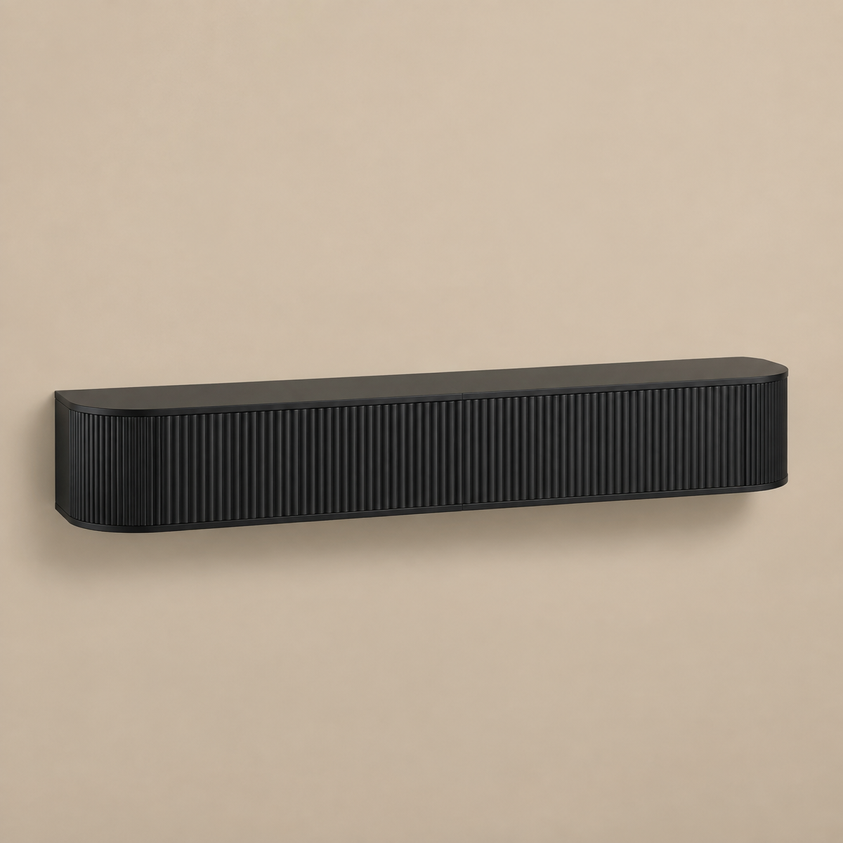 Meuble TV suspendu noir à façade cannelée et angles arrondis, au design contemporain et élégant pour structurer un salon moderne.